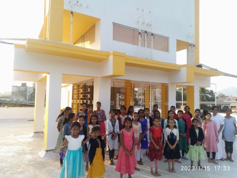 Kinder vor dem renovierten Kinderheim Asha Sadan in Waliv